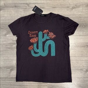 Junk Food Clothing Desert Rose Distressed Looking Women’s Tee Size Small